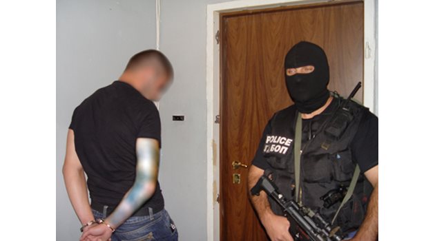 Кадри от задържането на Георги Семерджиев през 2010 г. по подозрение за участие в черно тото. СНИМКА: ПРЕСЦЕНТЪР НА МВР