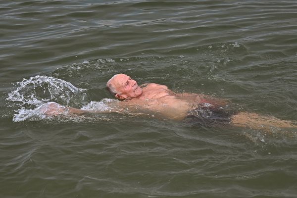Тодор тренира плуване от 6-годишен / Снимки: PhotoBoteff