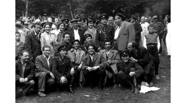 Тодор Живков (в средата с каскета) с актьори от Сатиричния театър, сред които са Парцалев, Калоянчев, Нейчо Попов, Енчо Багаров, Саркис Мухибян и др