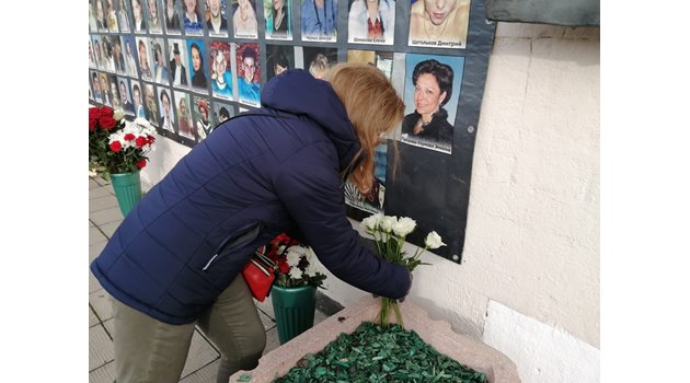 В атентата загива българката Емилия Узунова, а нейни приятели поставиха цветя на снимката й на 26 октомври.
