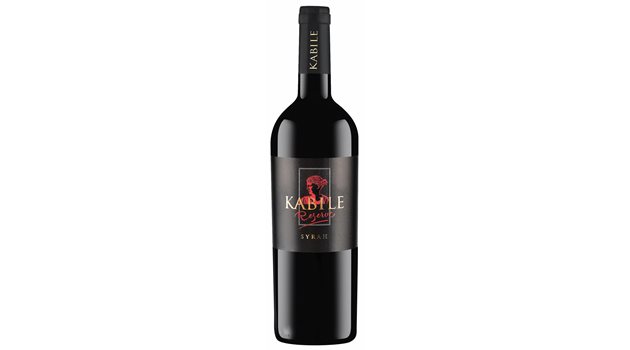 Kabile Syrah Reserve

Красив, тъмнорубинен цвят. Виното притежава завладяващ плодов букет с ефирна барикова зрялост. Във вкуса се усеща  череша и боровинка. Вкусът покорява с обемно начало, добра структура и дължина, сочна мекота и апетитен финал. Виното е съблазнително самостоятелно, както и с блюда от свинско, агнешко, говеждо, дивеч, барбекю, избрани колбаси и твърди сирена. Температура на сервиране 16-18°С.