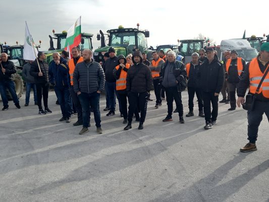 Протестиращите земеделци отново блокираха кръговото край село Труд.