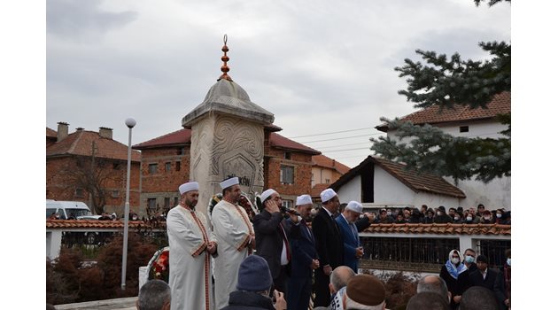 Всяка година мюсюлмани се събират на чешмата, построена в памет на малката Тюркян в село Могиляне, за да почетат загиналите.
СНИМКА: АРХИВ