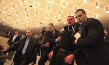 Стрелецът на Доган пребива затворници за гавра с Левски