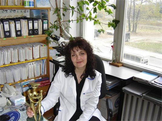 Д-р Роза Митрева е председател на Сдружението на общопрактикуващите лекари в София-област. Майка на двама сина. Завършва медицина през 1988 г. Тя е от първия випуск на френската школа по хомеопатия в България. От началото на здравната реформа работи като лекар в Самоков. Носител е на наградата “Семеен лекар на годината” за 2007 г.