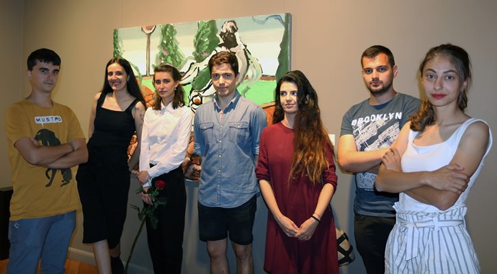 Обща снимка на младите художници - изложбата беше открита от най-известните имена в артистичната гилдия.
СНИМКА: АРХИВ НА ТОДОР СТАЙКОВ