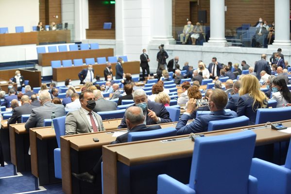 Парламенът окончателно прие промени в закона за оръжията.