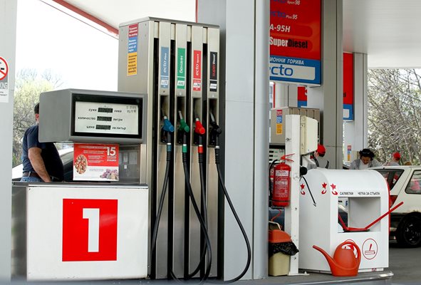 Бензинът е по-скъп с поне 25% в сравнение с година по-рано.

СНИМКА: “24 ЧАСА”