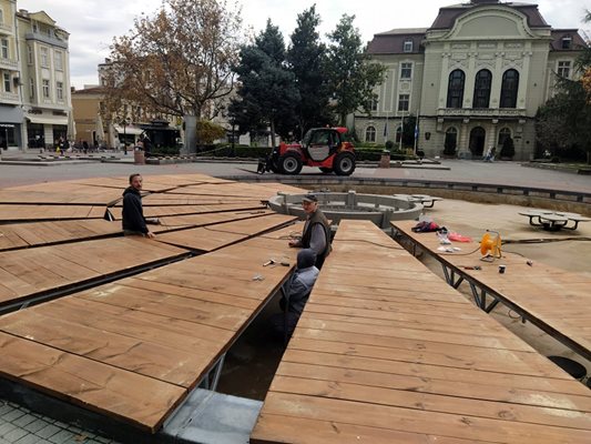 Дано този подиум издържи повече години, казват работници. По думите им дървото е обработено да издържа на влага.