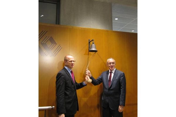 Донев удря камбаната за официалния старт на търговията на акциите на “Софарма” на Варшавската борса. До него е шефът й Лудвик Соболевски. 
СНИМКИ: АВТОРЪТ
