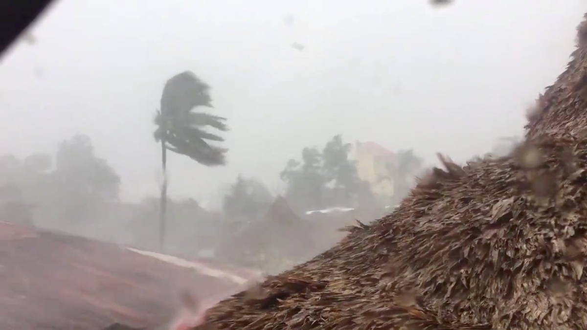Супертайфун връхлетя Филипините