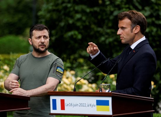 Президентът на Украйна Володимир Зеленски по време на съвместна пресконференция с френския си колега Еманюел Макрон, на която е с тениска на M-TAC.