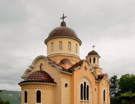 Църквата „Св. Георги Победоносец”  в Мездра. Снимка: Авторът