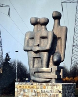 Скулптура на Райнов на един от площадите в Париж