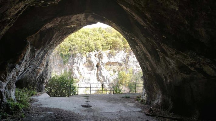 Каньонът е впечатляващо съчетание от скали, пещери и водопади. Намира се до село Емен.