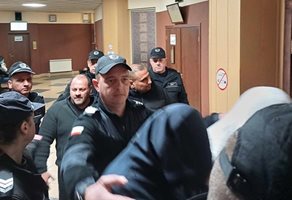 Въльо Петков (зад охраната вляво) и сочените за негови съучастници остават в ареста.