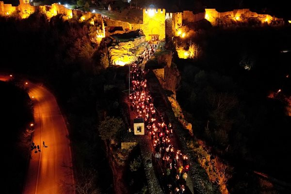 Факелно шествие от Патриаршията до площада пред Царевец в нощта на Възкресение през 2023 г.

Снимка: Фейсбук профил на Даниел Панов