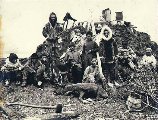 Ескимоси позират с убити елени пред дома си, Порт Кларънс, Аляска, 1900 г.