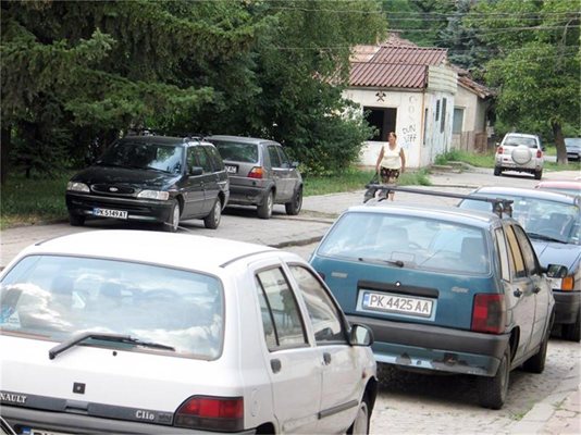 В Перник пък платеното паркиране накара хората да спират по малките улички.