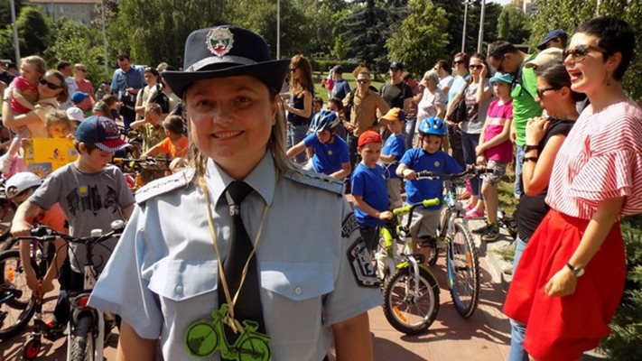 Инспектор Мария Ботева награди малчугани за познанията им по пътна безопасност, а те я изненадаха с медал под формата на велосипед.