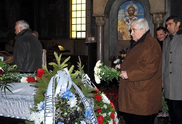Иван Вуцов на погребението на Недялко Донски през 2012 г. СНИМКА: Десислава Кулелиева
