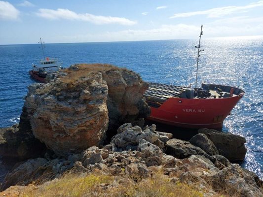 Корабът “Вера Су” е заседнал в скалите край Камен бряг от 20 септември.