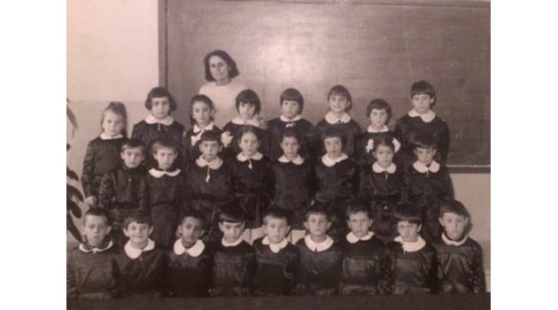 1б клас на 120-о основно училище "Георги Раковски" с класен другарката Правдева. Авторът е на долния ред трети отдясно. 
