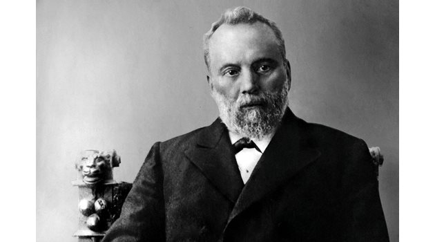 Петко Каравелов тъкмо е избран за премиер през 1880 г., когато настава бой в пленарната зала.