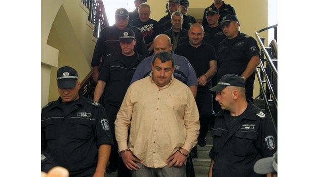 Петър Стоянов-Сумиста, Васил Костов (с черната тениска) и Георги Вълев (зад него) са на крачка от доживотния затвор.