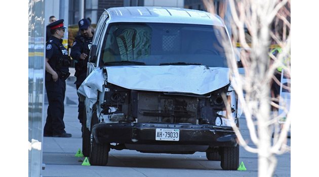 Общо десет души са загинали, а 15 са ранени, след като ван се вряза в пешеходци в канадския град Торонто СНИМКИ: РОЙТЕРС