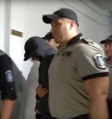 Михаил Станчев скри лицето си с качулка в съда
