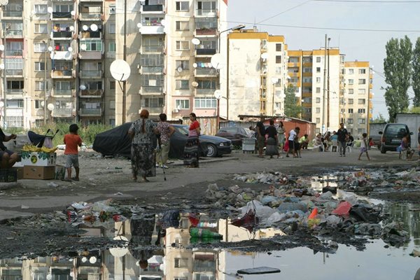 И зиме, и лете вода се лее по улиците на "Столипиново", а пловдивчани им плащат сметките.