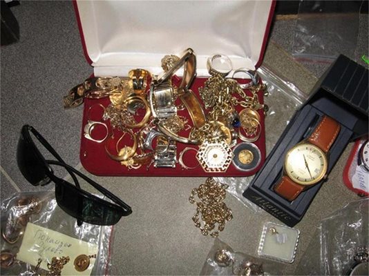 Част от намерените в дома на лихваря златни накити и лични вещи. 
СНИМКА: МВР
