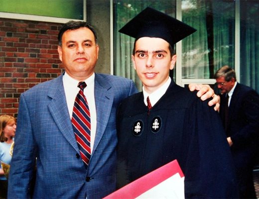 Бъдещият министър заедно си баща си при дипломирането в Харвард