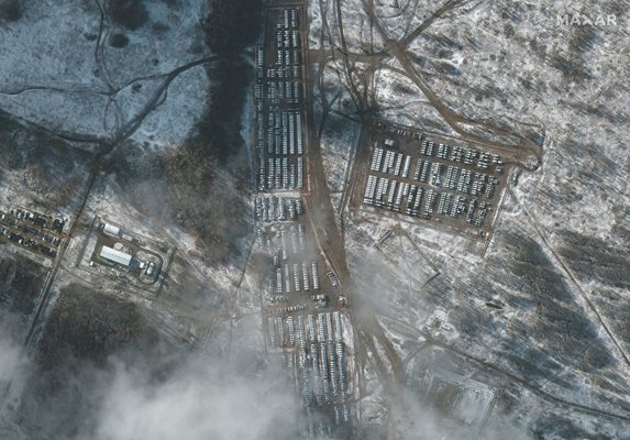 Сателитно изображение от ноември показва военното оборудване на Русия в Елня

(отбелязано с номер 1 на инфографиката).

СНИМКИ: РОЙТЕРС
