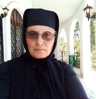 Монахиня, бивша журналистка, символично подарява параклиси, за да ги спаси от разруха