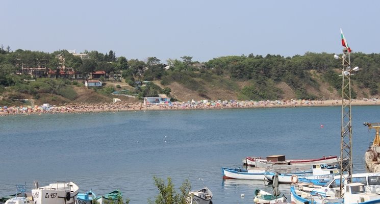 Институциите откриха много нарушения на централния плаж в Черноморец