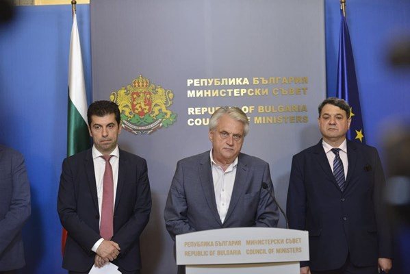 Премиерът Кирил Петков, вътрешният министър Бойко Рашков и главният секретар на МВР главен комисар Петър Тодоров дадоха подробности за акцията.