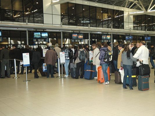 Летище София, заминаващи. Според един виц има 2 изхода от кризата в България - терминал 1 и терминал 2.
СНИМКА: ГЕРГАНА ВУТОВА