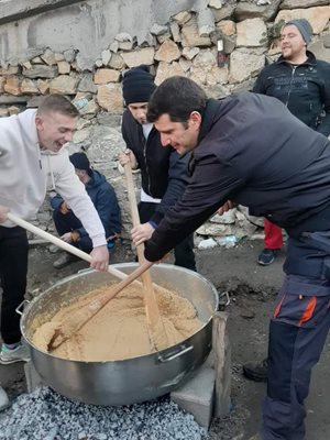 Млади мъже енергично разбъркват сместа, за да стане вкусна халвата. 
СНИМКИ: ИБРАХИМ КАДРИЕВ