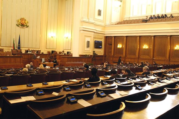 Празната зала по време на петъчния парламентарен контрол вече и при ГЕРБ е обичайна гледка.