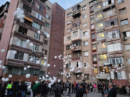 Бели балони полетяха в небето в памет на убития Ангел от Пазарджик