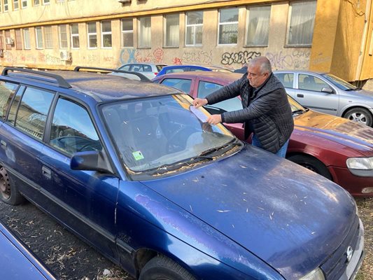 Служители на общинското предприятие "Паркинги, гаражи и зони за паркиране". започнаха да лепят предупредителни стикери на изоставените по улиците на Кърджали автомобили. СНИМКА: НЕНКО СТАНЕВ