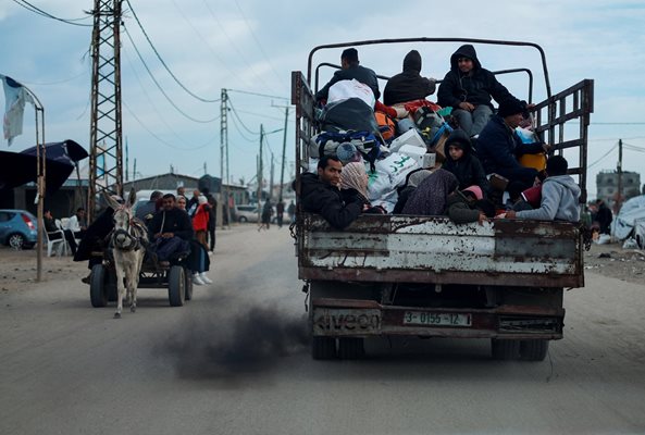 Палестинци бягат от Рафах по време на израелската военна операция 
Снимка: Ройтерс