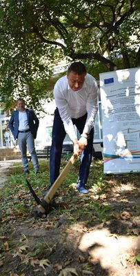 Кметът Атанас Камбитов направи символична първа копка на ремонта на още 22 блока в града.