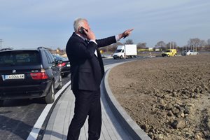 Кметът на Пловдив тества асфалта на новото кръгово: Издържа на 70 градуса жега! (снимки)