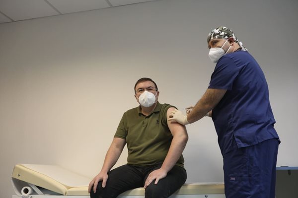 Министър Костадин Ангелов получава първата ваксина срещу COVID-19 СНИМКА: Николай Литов