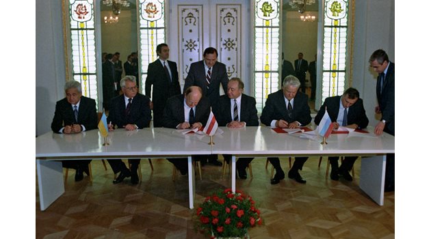 Подписван Беловежския пакт на 8 декември 1991 г. На масата отляво надясно са: Витолд Фокин и Леонид Кравчук (Украйна), Станислав Шушкевич и Вячеслав Кебич (Република Беларус), Борис Елцин и Генадий Бурбулис (Руската федерация).