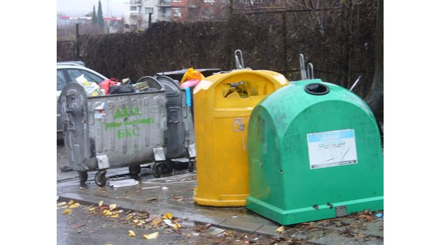 Торбата с отрязаните ръце на жертвата, без дланите, беше намерена до тези контейнери в старозагорския квартал "Трите чучура - център" през декември 2020 г. Снимка: Ваньо Стоилов