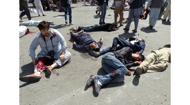 Ранени и убити лежат на мястото на кървавия атентат в столицата на Афганистан.